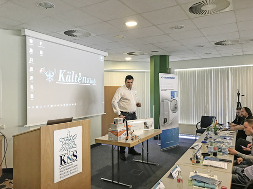 Ein Vortrag ganz ohne Powerpoint. 
Klasse und lebhaft gemacht.