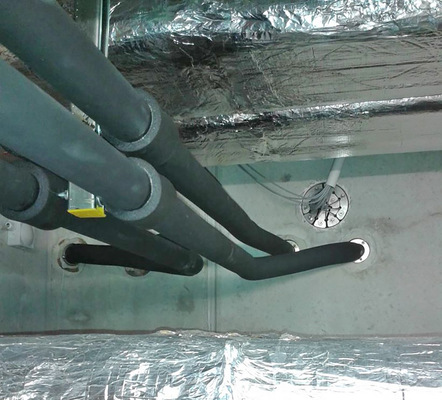 Thermowände in einem Untergeschoss, wobei unmittelbar neben der vertikalen Wandfuge jeweils zwei Rohrleitungen für den Vor- und Rücklauf eingebracht sind. Zur Vermeidung eines Wassereintrittes sind die Rohrdurchführungen wasserdicht. - © Bild: Kurz Fertigteilbau
