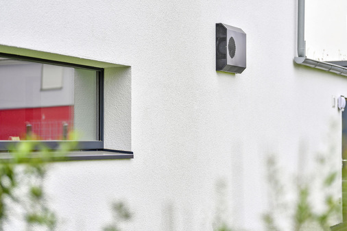 In gut gedämmten Gebäuden ist eine kon­trollierte Wohnungslüftung unverzichtbar. Reguliert werden muss aber nicht nur der Luftaustausch, sondern auch die relative Luftfeuchte.