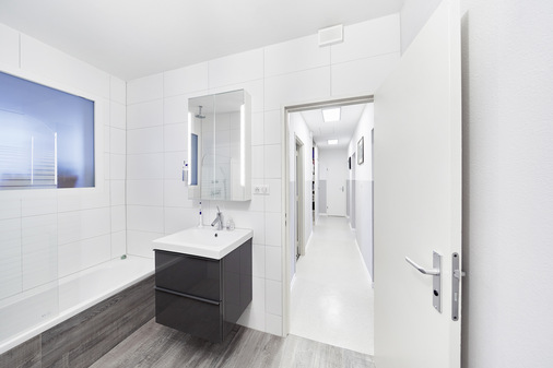 Das Komfort-Lüftungsgerät ComfoAir 180 von Zehnder fand aufgrund der kompakten Abmessungen in einem Einbauschrank Platz, versorgt die 65 m2 große Wohnung mit frischer Luft und ist dabei nahezu unsichtbar.