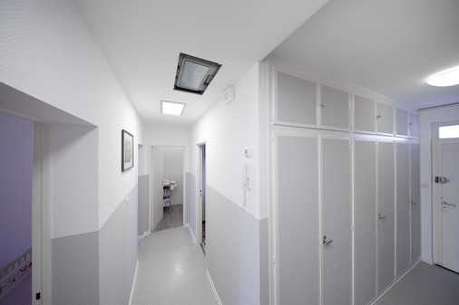 Dank kompakter Abmessungen, intelligenter Rohrverlegung und dezenten Luftauslässen fügt sich das Lüftungssystem stilsicher in das Wohnungsambiente ein.