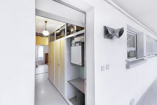 Vom Lüftungssystem sind nur ein dezentes Auslassgitter an der Hauswand sowie stilgerechte Luftauslässe innerhalb der Wohnung zu sehen.