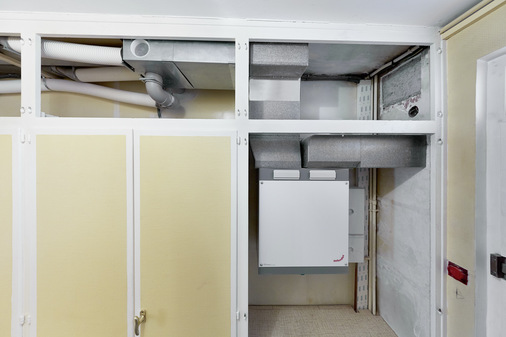 Durch seine besonders kompakte Bauweise eignet sich das Lüftungsgerät für Objekte mit eingeschränktem Platz. Durch die Doppelkanäle ComfoWell finden zudem auch Außen- und Fortluft in einem Element Platz.