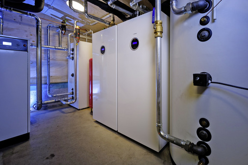 Die Heizungsanlage ist eine futuristische, einfache Erscheinung und besteht aus zwei in Kaskade geschalteten Erdwärmepumpen Supraeco T 480-2.