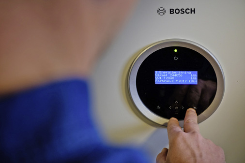Über die Anzeige der Wärmepumpe erhält der Fachmann unter anderem Informationen zum Energieverbrauch und damit zur Effizienz der Heizungsanlage. - © Bild: Bosch
