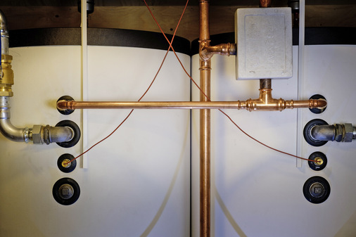 Zwei Warmwasser­speicher mit jeweils 750 l Volumen sorgen für ­ausreichend warmes Wasser in allen Räum­lichkeiten der Lodge. - © Bild: Bosch
