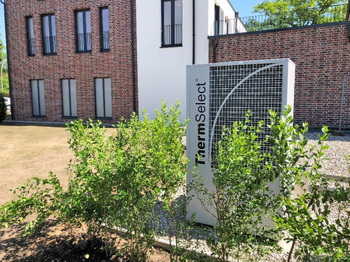 Obwohl die Steuerung integriert ist, fällt auch die Außeneinheit des Wärmepumpensystems kompakt aus, hier eines 41-kW-Modells für eine Wohnanlage.