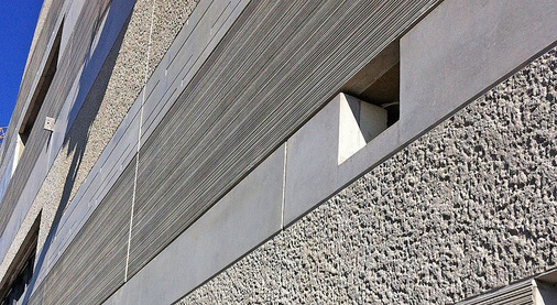 Zusatznutzen durch solare Aktivierung der Thermowand: Attraktive Fassadengestaltung mit Thermowänden - © Bild: SmartHeat
