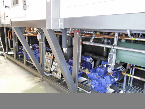 Blick auf die Verdichter im „Untergeschoss“ der Kälteanlage