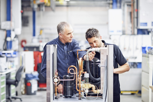 Mit Eigenschaften wie etwa einem GWP-Wert von 675, einer hohen volumetrischen Kälteleistung und einem energetisch günstigen Verhalten bei der Verdichtung bietet das Kältemittel R32 verschiedene Vorteile.