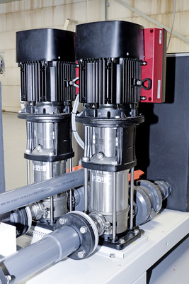 Eine Redundanz besteht im Einsatz von zwei Pumpen, von denen immer nur eine im Einsatz ist, sodass 
im Ernstfall jederzeit die jeweils andere einspringen könnte.