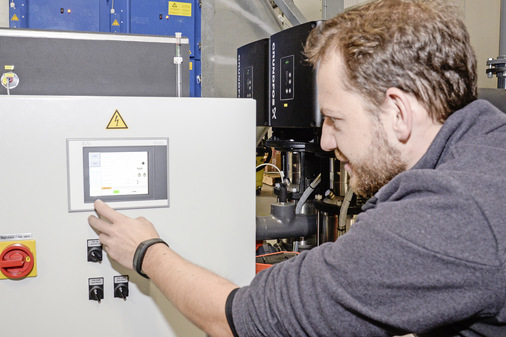 Jan Kühne, Produktmanager Industriekühlung bei klh, überprüft das neue Kühlsystem. 