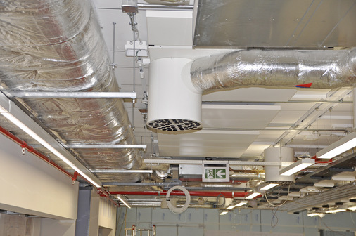 Kiefer realisierte einen doppelwandig isolierten Luftanschlusskasten in Sonderbauhöhe und in dem vom Bauherrn gewünschten Farbton RAL 9010 mit zweischaligen Anschlussstutzen.