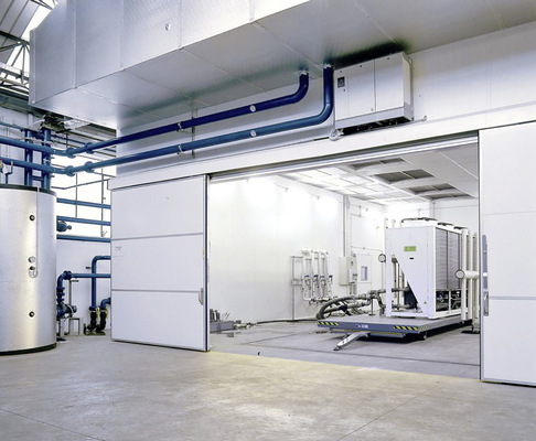 In aufwendigen Prüfstandläufen testet Systemair Kältemittel mit niedrigem GWP auf ihre Einsatzgrenzen. Hier ein Kaltwassersatz auf einem Schwerlasttransporter im werkseigenen Prüfzentrum in Barlassina (Italien).