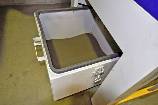 Mit dem abgesaugten Staub gefüllt ist der Sammelbehälter der Absauglösung EcoCube.