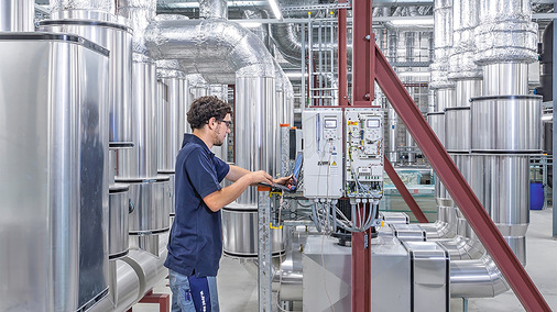 Die Frequenzumrichter sind im Technikraum unter anderem für den Antrieb der Klima- und Lüftungsanlagen zuständig.