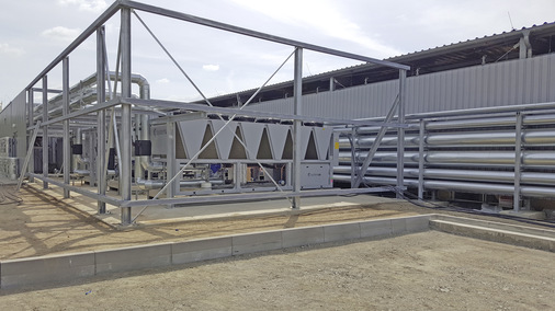 Im Kaltwassersatz SyScoll Air EVO CO verbindet die intelligente Regelung einen Inverter- und einen Fix-Speed-Schraubenkompressor zu einer effizienten und wirtschaftlichen Anlage.