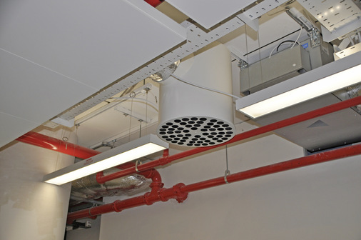 Die Vielzahl unterschiedlicher Designvarianten, Formen und Farbgebungen des Decken-Luftdurchlasses Indudrall ermöglicht architektonisch kreative Akzente. Eine Montage ohne abgehängte Decke ist aufgrund des hohen Induktionsverhältnisses einfach möglich.