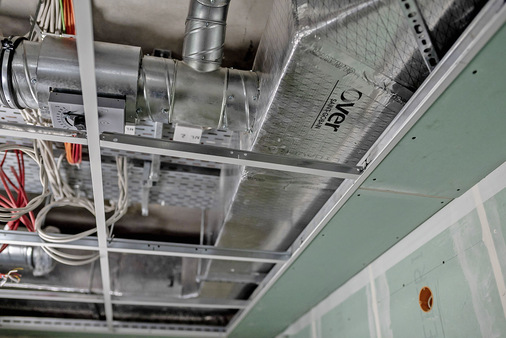 Insgesamt sechs Lüftungsgeräte sowie einige hundert Meter Lüftungskanäle mussten im Halleninneren untergebracht werden. Die Lösung brachte das platzsparende System Climaver von Isover, mit dem sich selbsttragende Lüftungskanäle erstellen lassen.