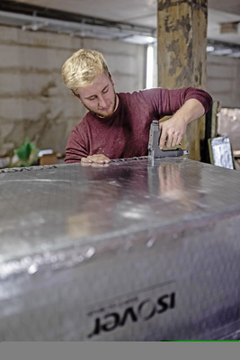 Im weiteren Verlauf werden die Überlappungsstreifen der Alukaschierung angetackert und die Plattenstöße mit dem System-Klebeband luftdicht verklebt.