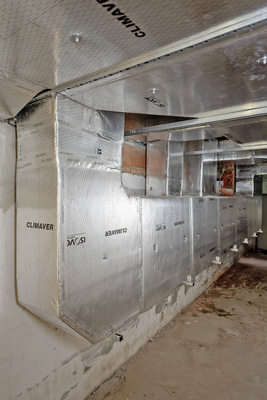 Die Basis des Systems Climaver bildet die Dämmplatte Climaver A2 neto aus Glaswolle, deren Außenseite mit einer stabilen, diffusionshemmenden Alukaschierung versehen ist.