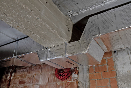 Die Lüftungskanäle lassen sich direkt an die Bausubstanz anschließen, sodass sie auch in engen Räumen Platz finden.