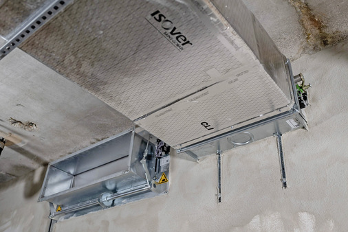 Die Climaver-Platten sind nichtbrennbar (Euroklasse A2-s1, d0), erfüllen die Anforderungen gemäß M-LüAR und sind im Bereich von Flucht- und Rettungswegen einsetzbar. Auch der direkte Anschluss an Brandschutzklappen ist möglich.