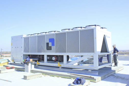 Außengerät Totale: Multifunktions-Wärmepumpen versorgen unterschiedliche Anwendungen im Simultanbetrieb.