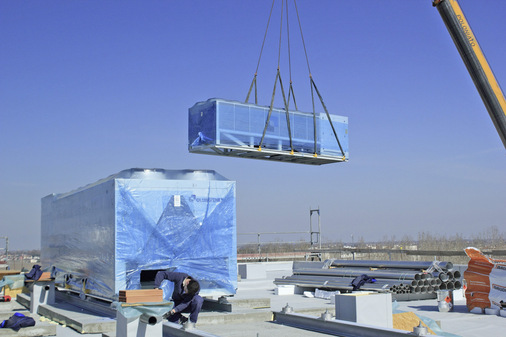 Außengerät Anlieferung: Das Herzstück der Klimaanlage besteht aus zwei luftgekühlten Außengeräten vom Typ ERACS2-Q-XL-CA 2722 mit einer Gesamtkälteleistung von 1 400 kW und 1 422 kW Heizleistung.