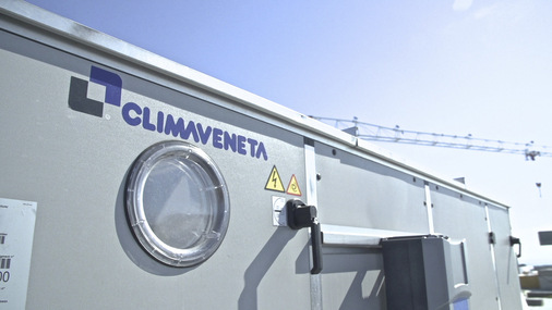 Außengerät Detail: Energieeffizienz und Komfort standen bei der Konstruktion der Multifunktions-Wärmepumpen im Vordergrund.