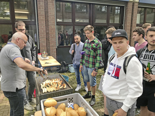 Lehrer (li.) bei der Grill-Ausgabe