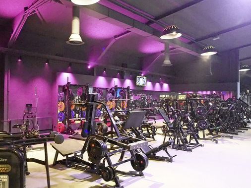 Drallluftauslässe im Trainingsraum. Die Nebelmaschine ist eigentlich zu Showzwecken installiert, dient hier zur Strömungssimulation und veranschaulicht die minimale Luftaustritts­geschwindigkeit.