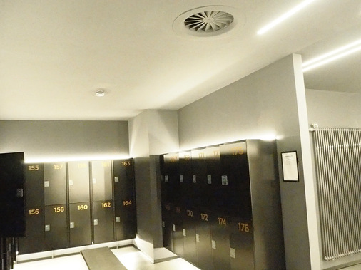 Betonoptik in den innen liegenden Duschen und Umkleidekabinen. Die richtige Be- und Entlüftung nebst Entfeuchtung ist hier sehr wichtig, um Gerüche oder Schimmel zu vermeiden.