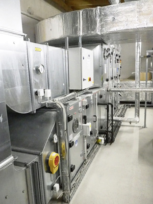 Der Blick in den neuen Technikraum. Die Zulufttemperatur liegt vor dem Einblasen in das Wickelfalzrohr zur Klimatisierung der Trainingshalle bei 15 °C.