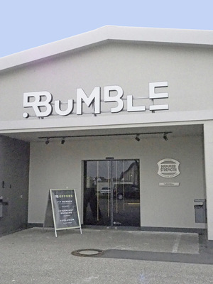 Die Außeneinheit für das kleine RLT-Gerät mit 3 000 m³/h Volumenstrom. Es kühlt den Eingangsbereich, den Empfang, die Umkleiden und Personalräume.