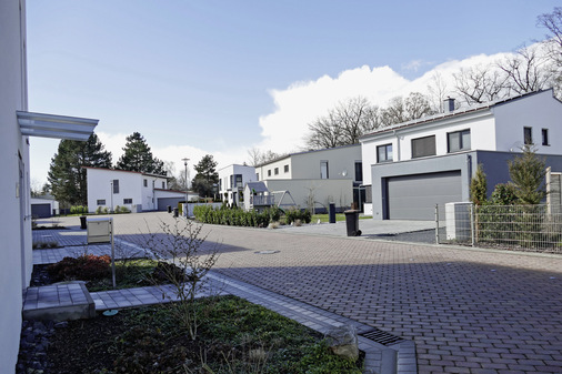 ÜZ-Pilotprojekt „Kaltwärme-Versorgung“ in Strütlein Ost/Schwebheim. Die 13 Grundstücke sind komplett mit Strom, Wasser, Abwasser und Erdwärmesonden erschlossen.