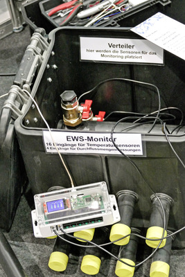Das Bohrunternehmen Burkhardt und der Geologe André Voutta haben ein nachrüstbares Monitoring-Gerät für Wärmepumpenanlagen mit Fernzugriff entwickelt. - © Wolfgang Schmid
