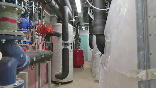 Die Klimatisierung erfolgt durch ein Hydroniksystem. Herzstück ist die Luftaufbereitungs- und -reinigungsanlage aus zwei Luft-Luft-Wärmepumpen Zephir3 und zwei Multifunktions-Geothermie-Wärmepumpen ELFOEnergy Ground Medium2 MF.