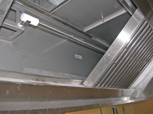 UV-Röhre im Plenum einer Dunstabzugshaube