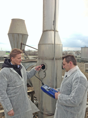 Schadstoffmessung am Fortluftauslass eines Chemieunternehmens