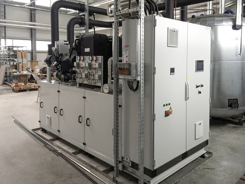 Die Verdichter der Kältemaschine sind mit einem Schalldämmgehäuse versehen.