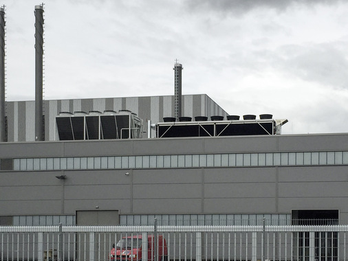 Auf dem Dach der Energiezentrale stehen die Geräte der Schwesterfirmen Jaeggi und Güntner direkt nebeneinander. Der Jaeggi Hybride Trockenkühler dient als Rückkühler der Absorptionskältemaschine, der luftgekühlte Güntner V-SHAPE Vario verflüssigt das Kältemittel des Kältekompressors.