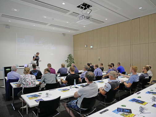 Rund 30 Kälten treffen sich bei Bitzer zum Lernen und Feiern.