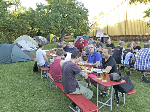 Wenn Kälten zelten: Das geht natürlich nur mit Bier und gutem Essen.