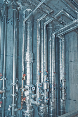 Insbesondere bei komplexen Leitungssystemen mit vielen Ventilen, Bögen und Flanschen sorgt das System Teclit mit seinen aufeinander abgestimmten Komponenten für eine ebenso schnelle wie sichere Dämmung der Kälteleitungen.