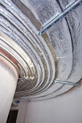 Die Rohrschalen bestehen aus formstabiler Steinwolle und sind damit einfach auf Gehrung zu schneiden, wenn es darum geht, sie stückweise auf gebogenen Rohrleitungen zu montieren.