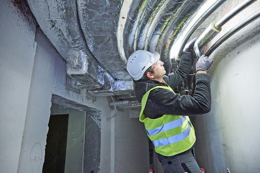 Mit dem hochreißfesten, ebenfalls glasfasernetzverstärkten Aluminiumklebeband Alutape werden alle Fugen und Verbindungen im Dämmsystem abgedichtet.