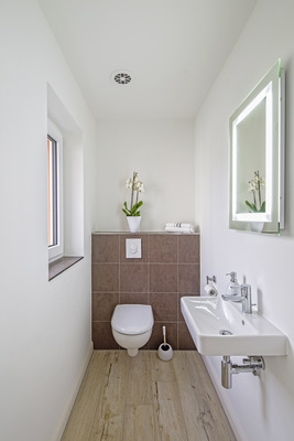 Gäste-WC mit Lüftungsauslass in der Decke - © Bild: Pluggit
