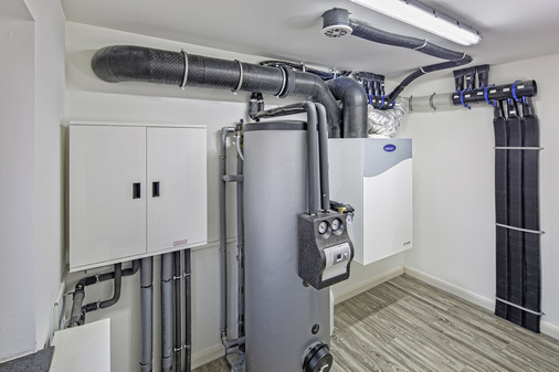 Das Zentrallüftungsgerät von Pluggit mit Wärmerückgewinnung ist im Haustechnikraum untergebracht. - © Bild: Pluggit
