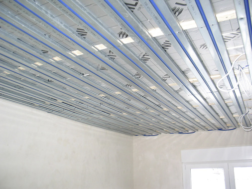 Herzstück des Coolfix KCXA16 Deckenkühl- und Heizsystems ist die Energieschiene.